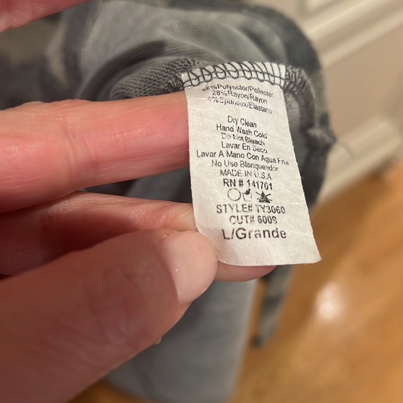 Womens size Large 143 Story by Line Up Camo long sleeve shirt with arm slits - Picture 6 of 8